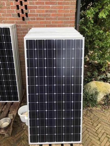 In Gent een dakrenovatie uitgevoerd Nelskamp f12 dakpannen gelegd