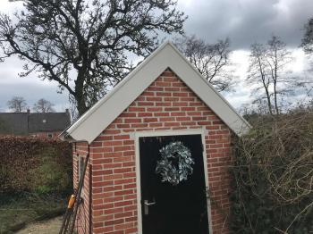 In Kortrijk nieuwe koramic vhv zwart verglaasde dakpannen gelegd.