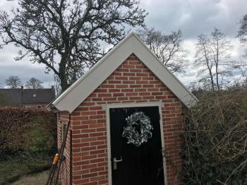 In Kortrijk nieuwe koramic vhv zwart verglaasde dakpannen gelegd.