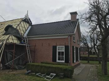 In Kortrijk nieuwe koramic vhv zwart verglaasde dakpannen gelegd.