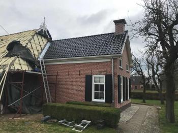 In Kortrijk nieuwe koramic vhv zwart verglaasde dakpannen gelegd.