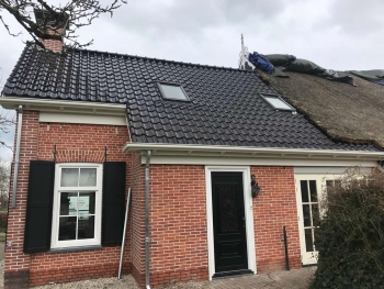 In Kortrijk nieuwe koramic vhv zwart verglaasde dakpannen gelegd In Kortrijk nieuwe koramic vhv zwart verglaasde dakpannen gelegd.