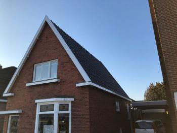 In Roeselare dak voorzien van Nelskamp f10u zwarte dakpannen