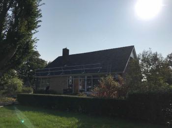 F12 Nelskamp dakpannen gelegd op woning in Nazareth