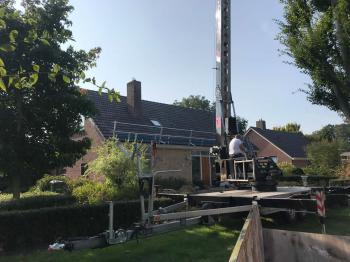 F12 Nelskamp dakpannen gelegd op woning in Nazareth