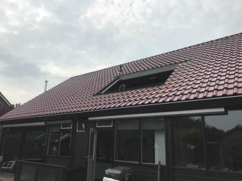 F12 Nelskamp dakpannen gelegd op woning in Nazareth