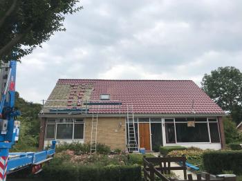 F12 Nelskamp dakpannen gelegd op woning in Nazareth