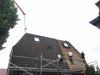 Nieuw dak gelegd met Wienerberger Madura wijnrood verglaasde dakpannen in Dendermonde Nieuw dak met Wienerberger Madura wijnrood verglaasde dakpannen in Dendermonde