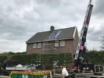 Monier blauw gesmoorde dakpannen leggen in Zelzate