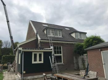 Monier blauw gesmoorde dakpannen leggen in Zelzate